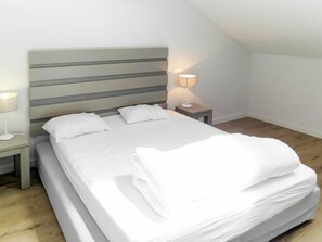 2 bedrooms, travel cot, WiFi, bed sheets