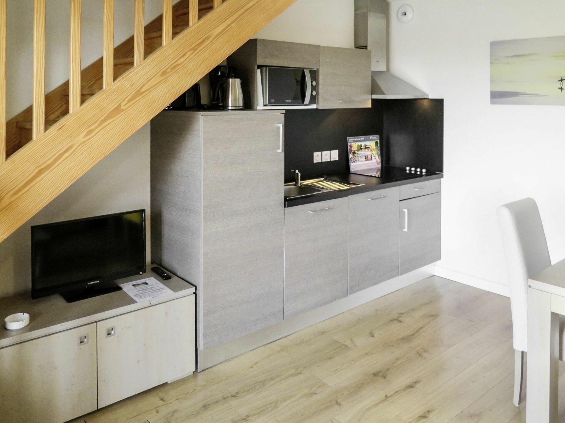 Micro-ondes, lave-vaisselle, chaise haute, tables à manger