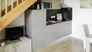 Micro-ondes, lave-vaisselle, chaise haute, tables Ă manger