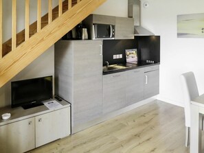 Mikrobølgeovn, oppvaskmaskin, høy barnestol og spisebord