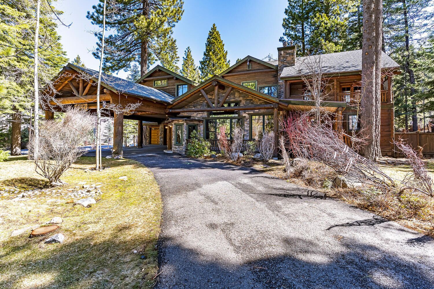 1138 Lakeshore - One-of-a-kind Lakeshore Boulevard log cabin