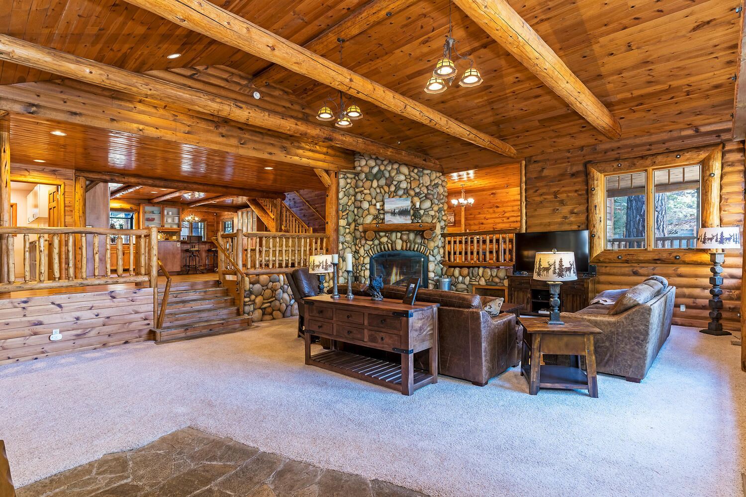 1138 Lakeshore - One-of-a-kind Lakeshore Boulevard log cabin