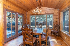 Dining - 1138 Lakeshore - One-of-a-kind Lakeshore Boulevard log cabin (Incline Village)