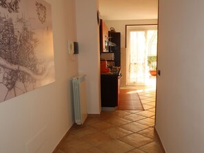 Mikrowelle, Ofen, Geschirrspüler, Hochstuhl