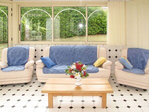 Televisio, takka, DVD-soitin, stereot