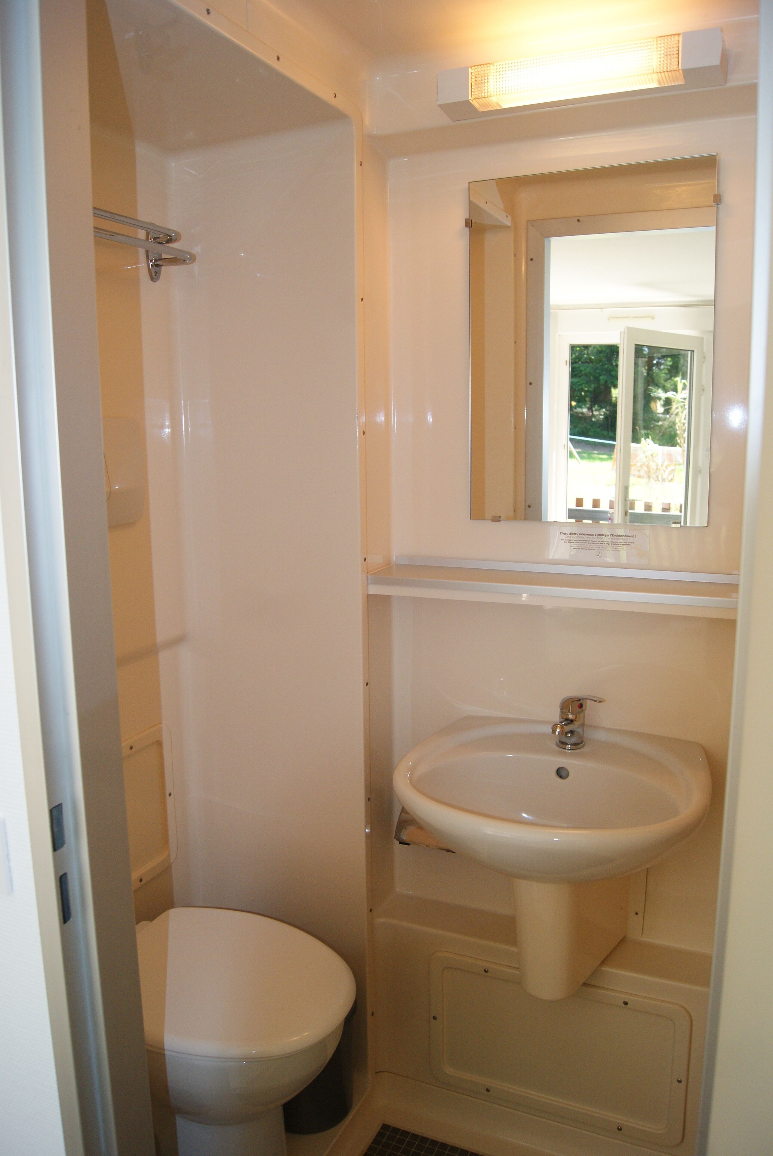 Un baño con inodoro, lavamanos y ducha.