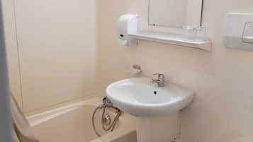 Een badkamer met een bad, een wastafel en een toilet.