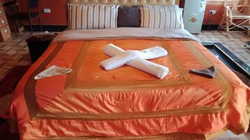 1 bedroom, desk, WiFi