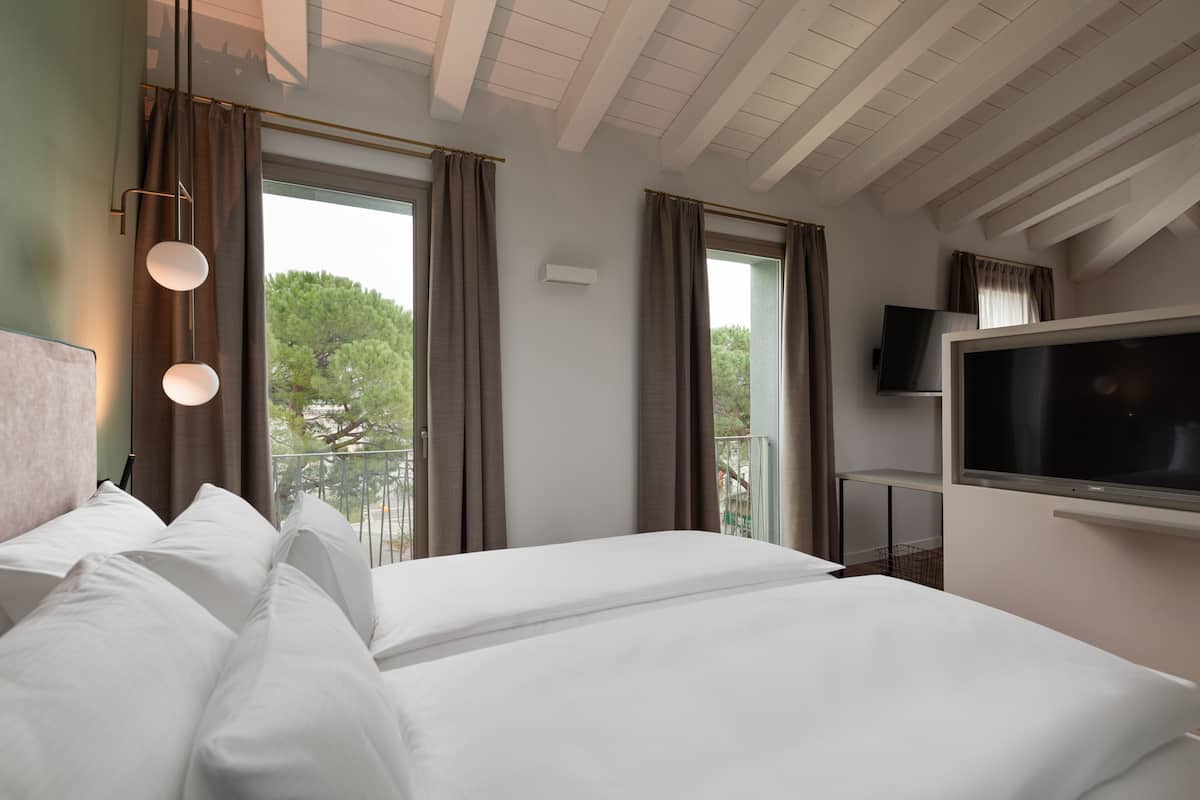 Junior Suite (Eleganza) | Bộ đồ giường cao cấp, chăn bông, nệm Select Comfort, minibar 
