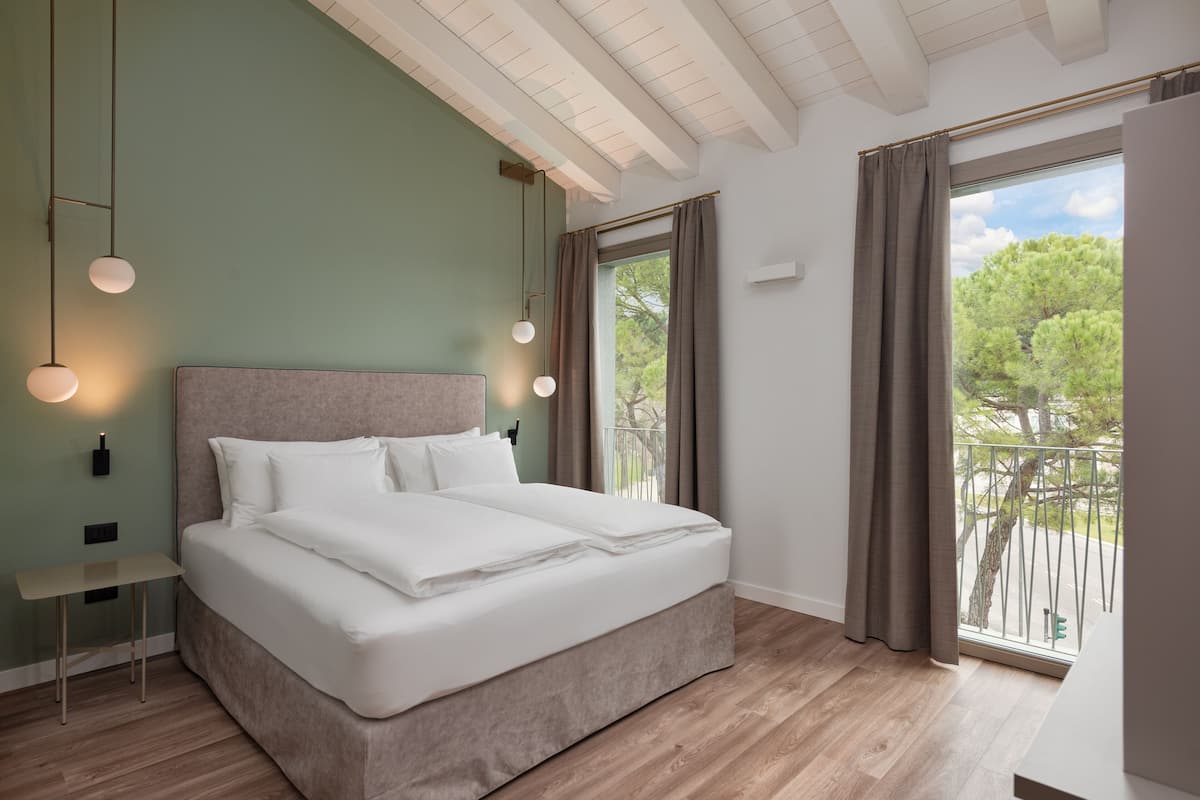 junior suite (eleganza) | 1 bedroom, premium bedding, down duvets, select comfort beds