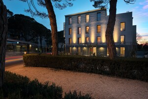 Fachada de la propiedad por la tarde o noche