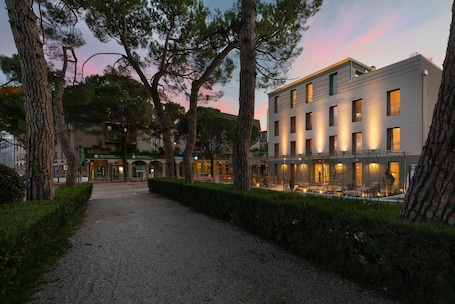 Front of property - evening/night. HT Hotel Trieste