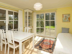 4 bedrooms, cribs/infant beds