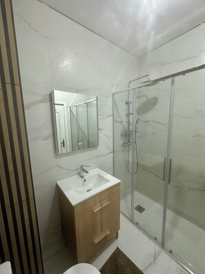 Duschwanne, Bidet, Handtücher, Toilettenpapier
