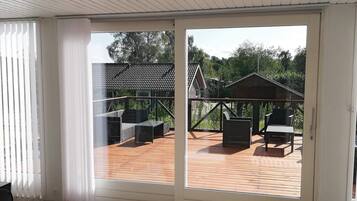 3 bedrooms, cribs/infant beds