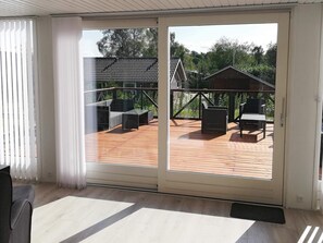 3 bedrooms, cribs/infant beds