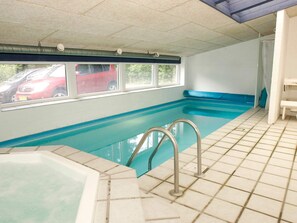 Casa | Piscina | Una piscina cubierta, una piscina al aire libre