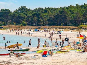 A crowded beach with people, boats, and beach chairs. - Cozy Holiday Home in NexÃ¸ near Beach of Balka (Nexø)