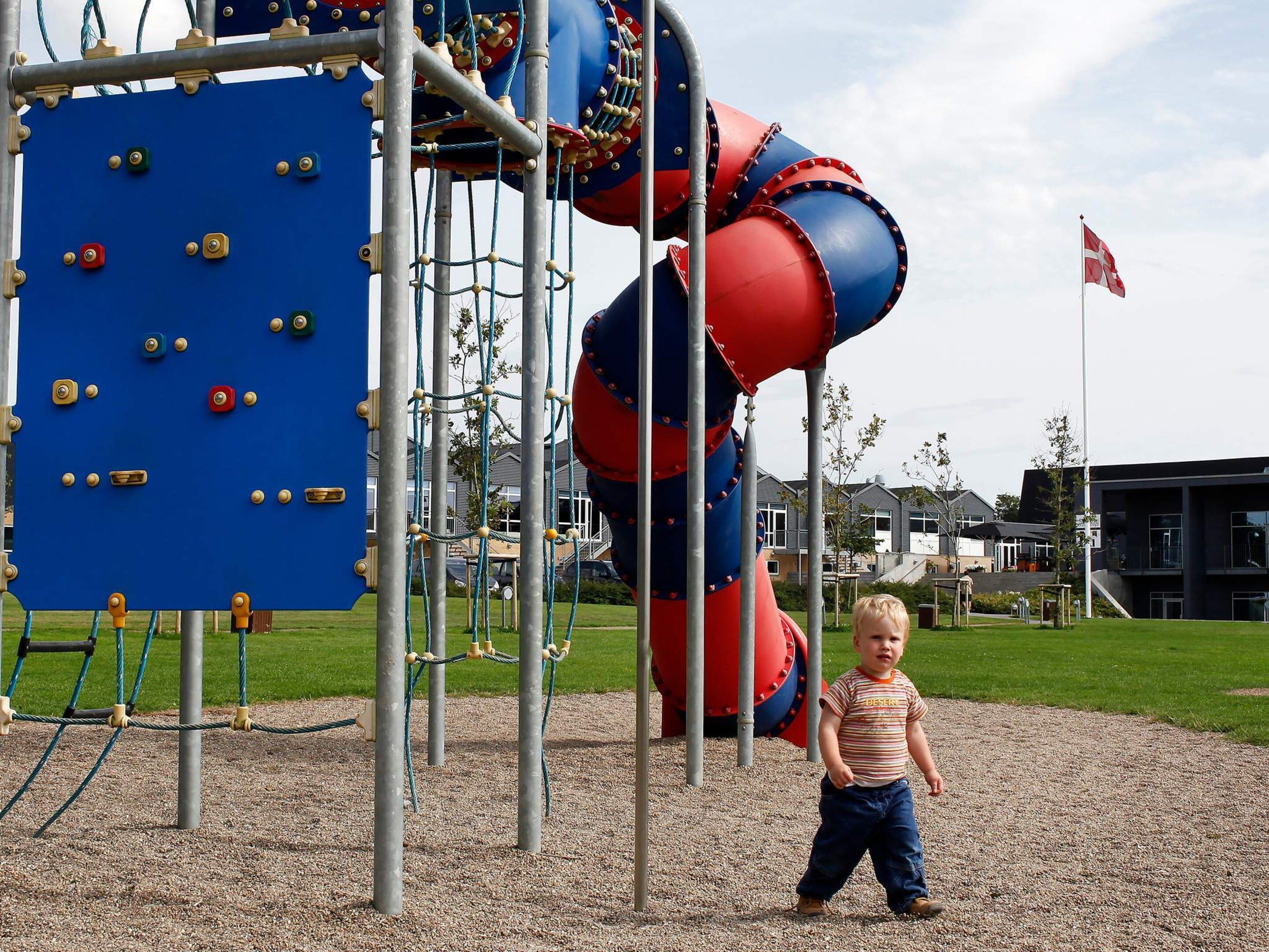 Une aire de jeux avec des structures d’escalade et un toboggan.