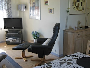 2 bedrooms, individually furnished, cribs/infant beds