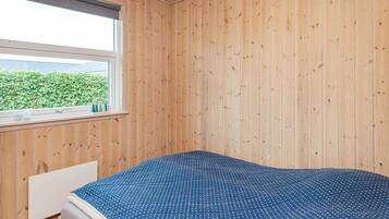 3 bedrooms, cots/infant beds