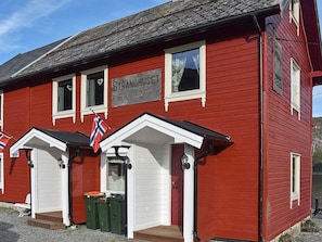 A red building with a sign reading 'Strandhuset Rom.Room.Zimmer.' - Holiday Home in MÃ¥ndalen (Rauma)