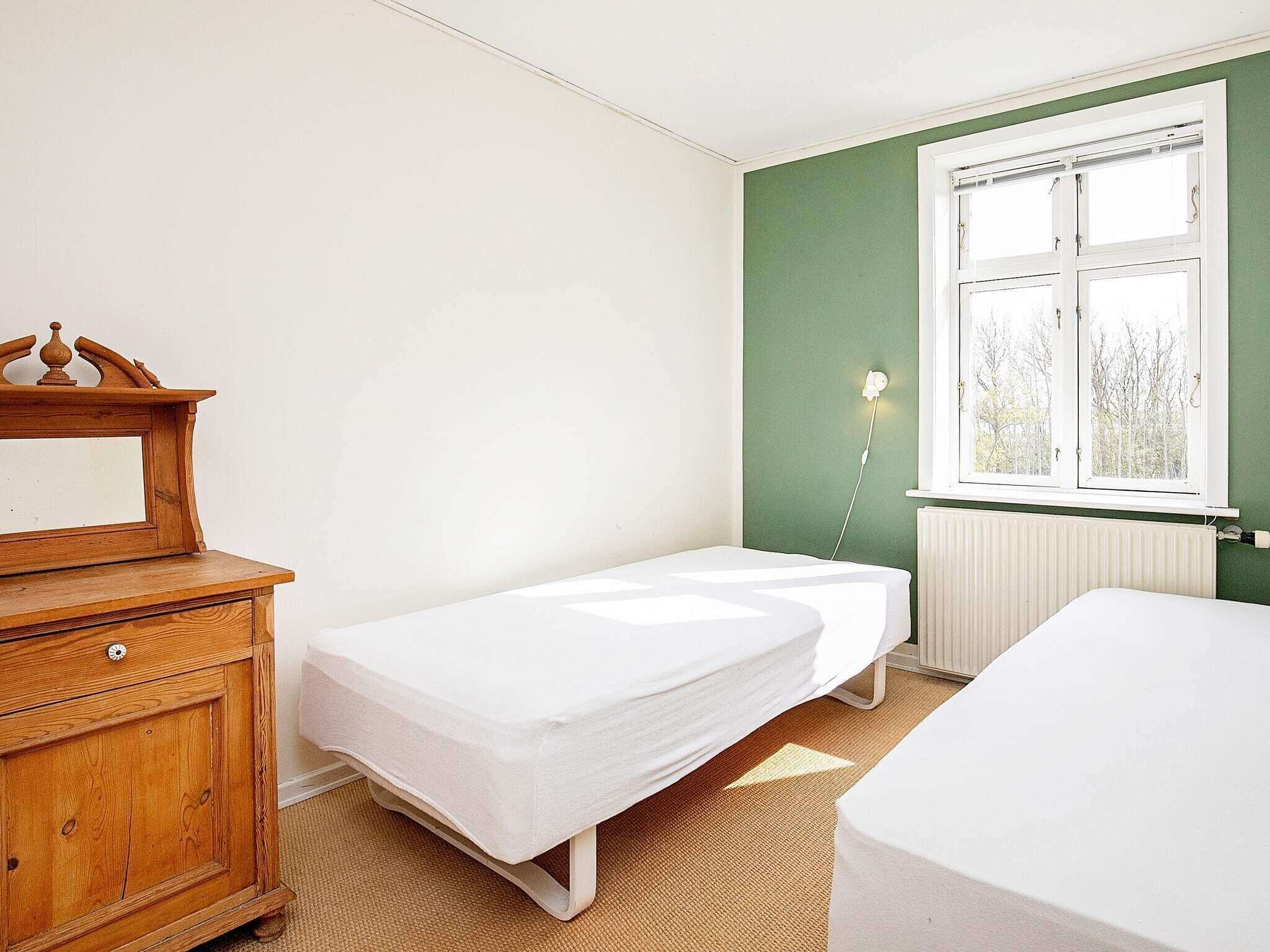 4 bedrooms, cribs/infant beds