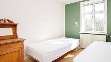 4 bedrooms, cribs/infant beds