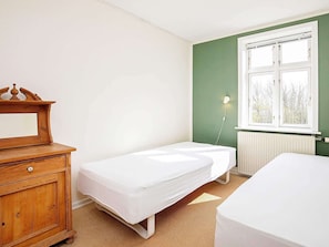 4 bedrooms, cribs/infant beds