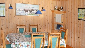 Coffee/tea maker, fridge, microwave - 4 Person Holiday Home in Laupstad (Vagan)
