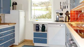 Lemari es, microwave, kompor, dan mesin pencuci piring