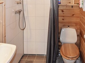 House | Bathroom | Towels - 5 Person Holiday Home in Brekke (Gulen)