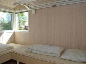 4 bedrooms, cribs/infant beds