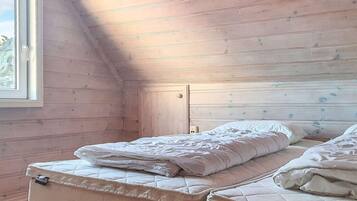 House | 5 bedrooms, individually furnished, bed sheets