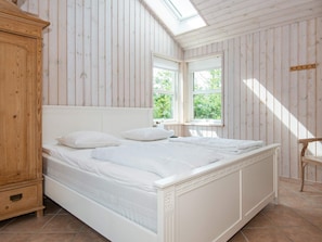 4 bedrooms, cribs/infant beds