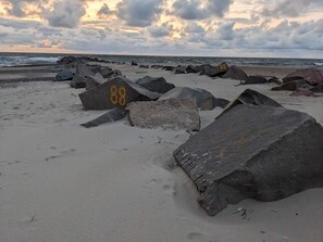 A beach with large rocks and the number 88 on one of them. - 5 Star Holiday Home in Vestervig (Vestervig)