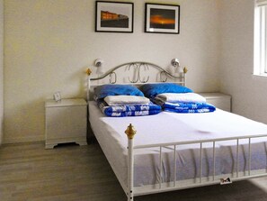 2 bedrooms, cribs/infant beds