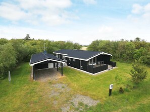 Exterior - Pretty Holiday Home in Hurup With Barbecue (Hurup Thy)