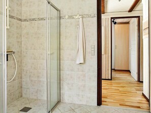 Bathroom - Pretty Holiday Home in Hurup With Barbecue (Hurup Thy)
