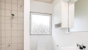 Bathroom - Fabulous Holiday Home in Hals With Whirlpool (Hals)