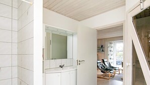 4 bedrooms, cots/infant beds, individually furnished - Fabulous Holiday Home in Hals With Whirlpool (Hals)