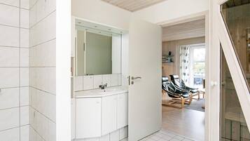 4 bedrooms, individually furnished, cots/infant beds