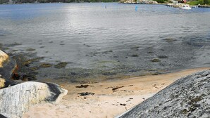 A calm lake with a sandy beach and rocky outcrops. - Holiday Home in HenÃ¥n (Henån)