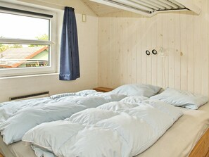 3 bedrooms, cribs/infant beds