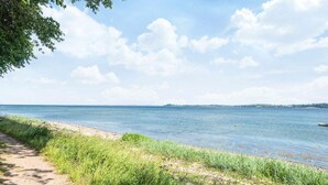 A coastal path with a clear view of the sea and distant land. - Simplistic Holiday Home in Blokhus With Sea Nearby (Aabenraa)