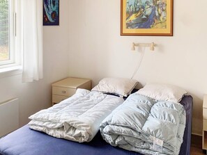 3 bedrooms, cribs/infant beds