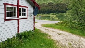 Un bâtiment blanc avec des bordures rouges et une antenne parabolique.