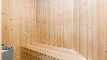 Una sauna con paredes y bancos de madera.