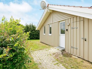 A single-story building with a satellite dish, a door, and a window. - Holiday Home in Gelting (Gelting)