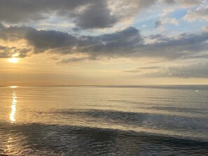 Mar tranquila con un atardecer.
